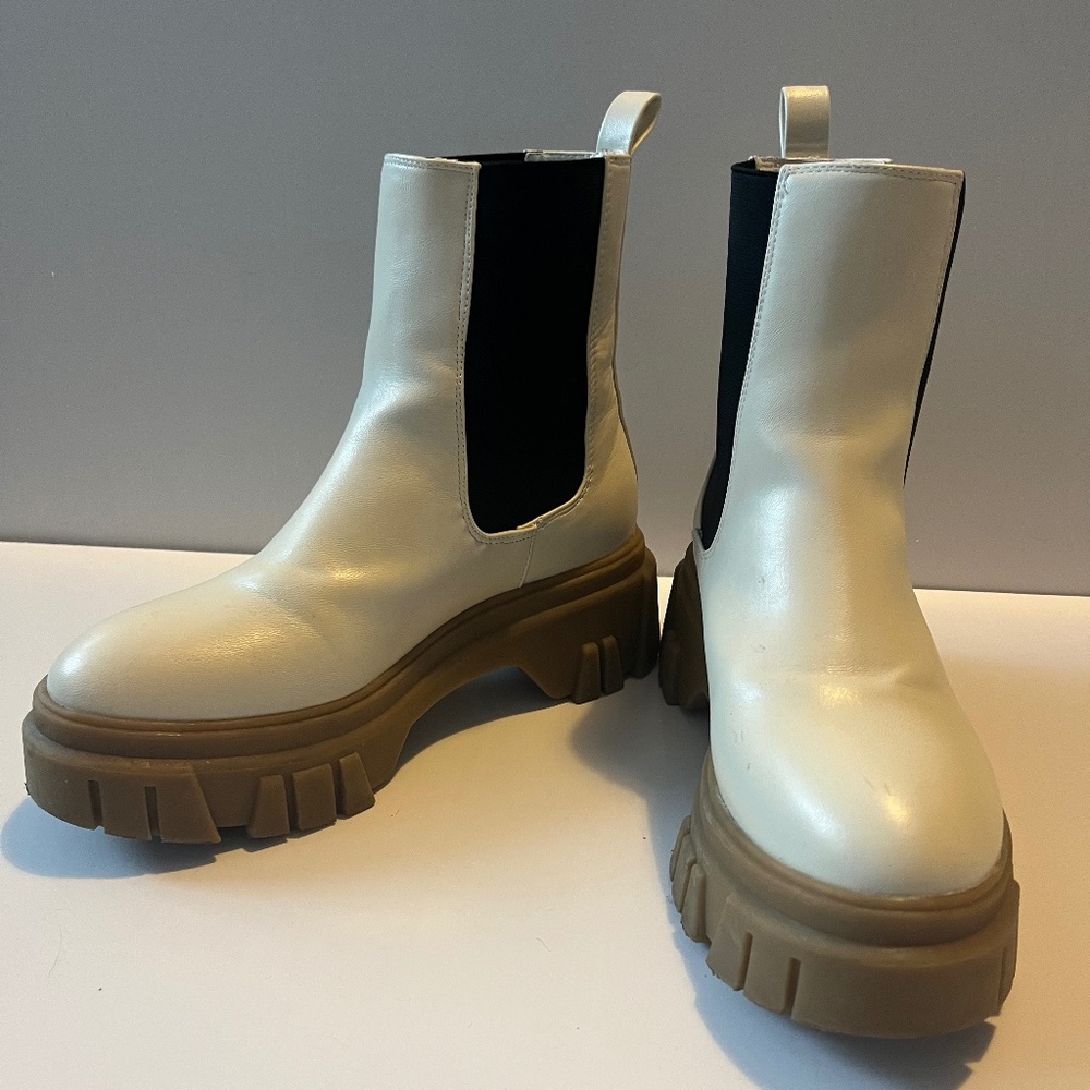Chinese Laundry Jenny Chelsea boot